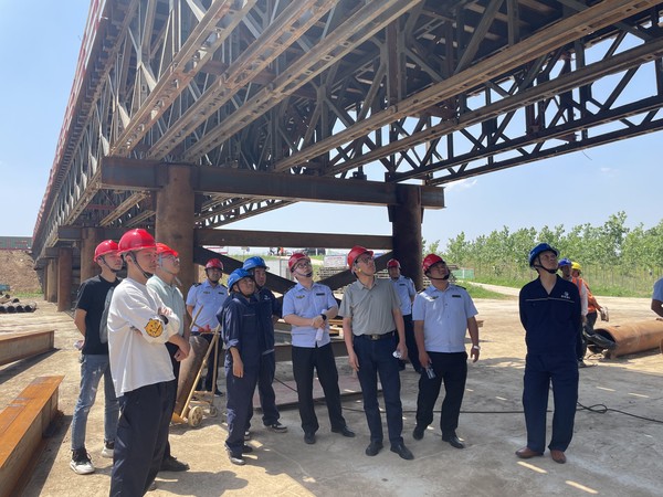 市交通运输执法大队到JJB竞技宝在建项目—杨湖至赛涧颍河大桥就钢栈桥施工方案进行调研学习